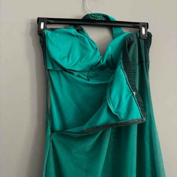 Laura Size 10 Halter Green Shimmery Padded Maxi Prom Dress - Picture 11 of 14